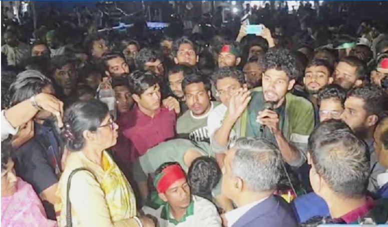 শিক্ষা মন্ত্রণালয়ের যুগ্ম সচিব ও তিতুমীর কলেজের অধ্যক্ষ শিপ্রা রাণী মন্ডলের উপস্থিতিতে আন্দোলন প্রত্যাহার করেন শিক্ষার্থীরা 4 image