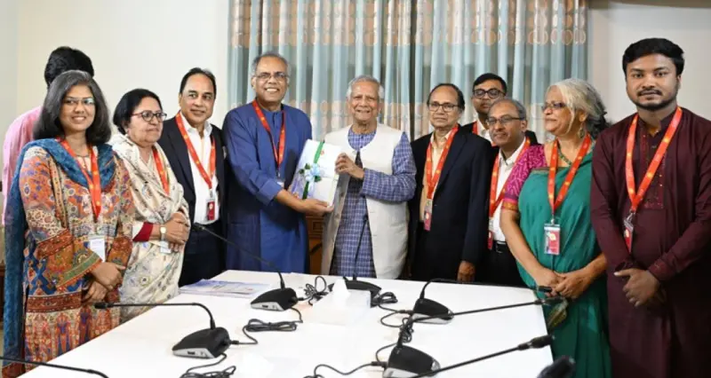 গণমাধ্যম সংস্কার কমিশনের প্রতিবেদন প্রধান উপদেষ্টা ড. ইউনূসের কাছে জমা 4 img