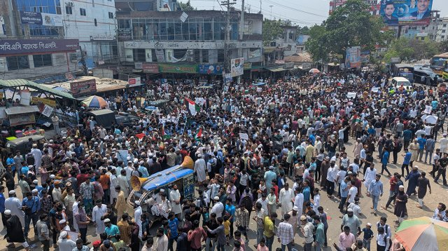 গাজায় ইসরায়েলি হামলার প্রতিবাদে ফিলিস্তিন কর্তৃক বিশ্বব্যাপী হরতাল কর্মসূচিতে সংহতি প্রকাশ করেছে বাংলাদেশের নানা শ্রেণি-পেশার মানুষ 4 img