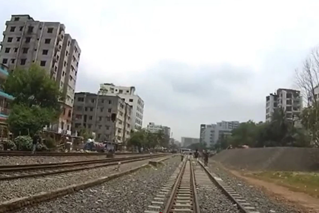টঙ্গীগামী ট্রেনের ধাক্কায় সেলফি তোলার সময় নবদম্পতি নিহত 4 img