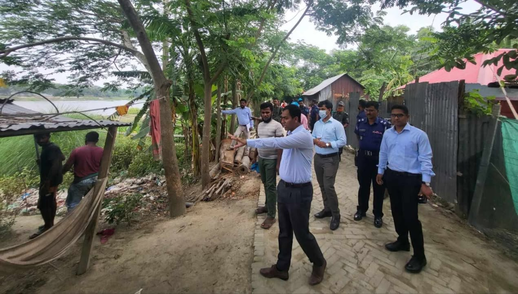 গোপালগঞ্জে মধুমতি বিল রুট চ্যানেলের পাশ থেকে অবৈধ স্থাপনা উচ্ছেদ অভিযান। 4 pic