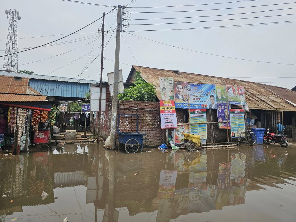 গফরগাঁও রেলস্টেশনে বৃষ্টির পানিতে যাত্রীদের দুর্ভোগ, সাম্প্রতিক সংস্কারেও মিলছে না সমাধান 4 pic