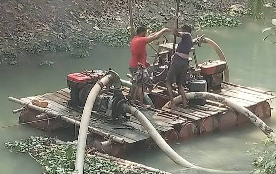 গোপালগঞ্জে অবৈধ আত্মঘাতী ড্রেজারে বালু উত্তোলনের মহোৎসব 4 Img