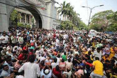 ইশরাককে দায়িত্ব বুঝিয়ে দেওয়ার দাবিতে নগরভবনের সামনে হাজারো মানুষের বিক্ষোভ 4 img