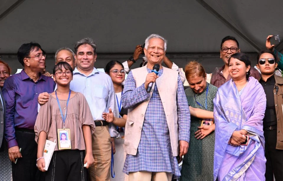 প্রিয় জনপদে ফিরে আবেগঘন মুহূর্তে ড. ইউনূস, দিনভর কর্মসূচি শেষে ঢাকায় প্রত্যাবর্তন 4 img