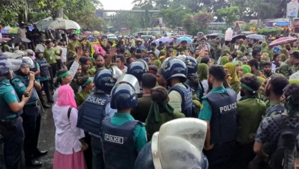 শাহবাগে ডিপ্লোমা নার্সিং শিক্ষার্থীদের ওপর পুলিশি লাঠিচার্জ, ১০ জন আহত 4 img