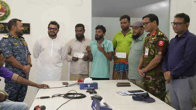 আসাদগেটের অভিযানে ক্ষতিগ্রস্ত তিন রিকশাচালককে ৫০ হাজার টাকা অনুদান 4 img