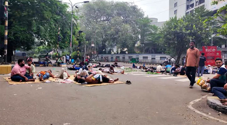 দ্বিতীয় দিনের মতো রাজপথে জবি শিক্ষার্থীরা, দাবিতে অনড় অবস্থান কাকরাইলে 4 img