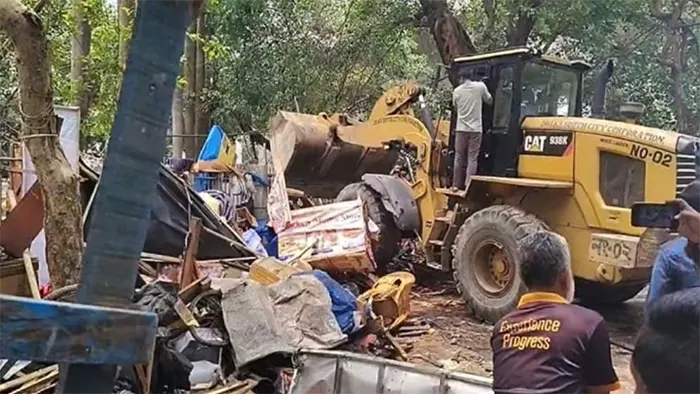 "সোহরাওয়ার্দী উদ্যানে অবৈধ দোকানপাট উচ্ছেদ অভিযান শুরু, শাহরিয়ারের হত্যার পর নিরাপত্তা জোরদার" 4 img