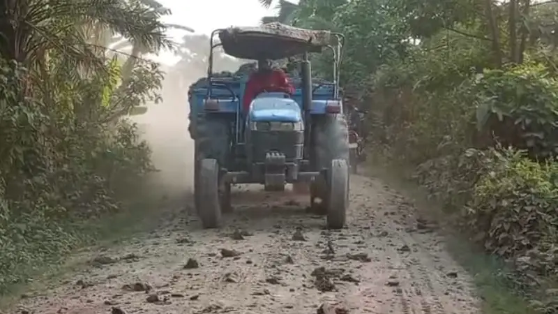 কাশিয়ানীতে ইটভাটার মাটি টানার ট্রাকে নষ্ট হচ্ছে সরকারি পাকা রাস্তা, চরম দুর্ভোগে স্থানীয়রা 4 img