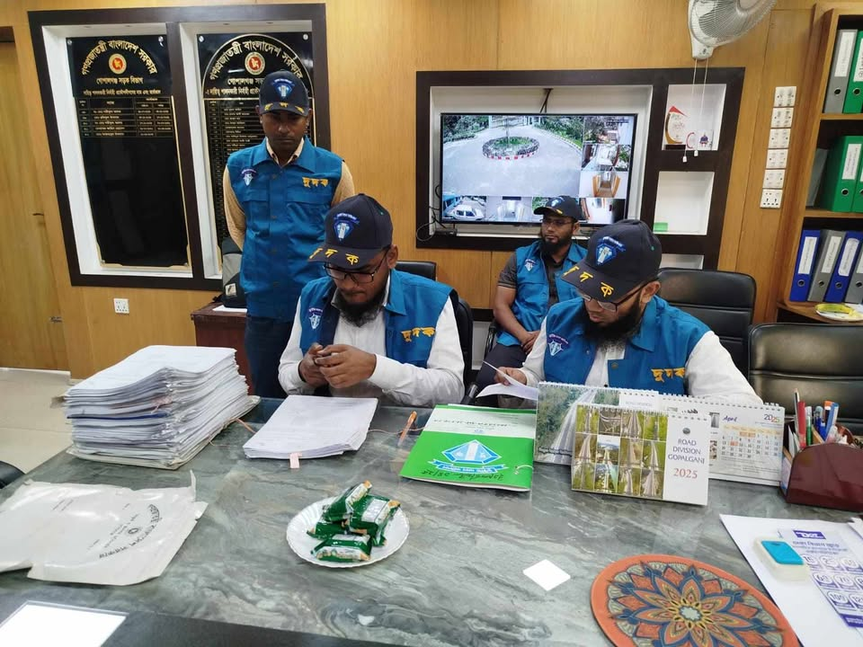 গোপালগঞ্জে সড়ক ও জনপথ বিভাগে দুদকের অভিযান, অনিয়মের প্রাথমিক প্রমাণ 4 img