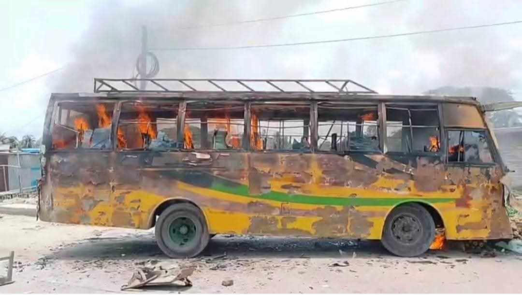গোপালগঞ্জে দুই বাসের চাপে মোটরসাইকেল চালক নিহত, উত্তেজিত জনতার আগুন 4 img