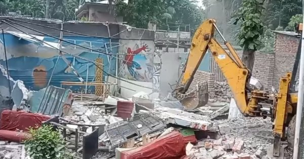 জয়নুল উদ্যানের অবৈধ দোকান উচ্ছেদ করল সিটি কর্পোরেশন 4 img