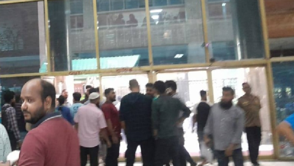ঢাকার কারওয়ান বাজারে বিডিবিএল ভবনের লিফট ছিঁড়ে ৯ জন আহত 4 img