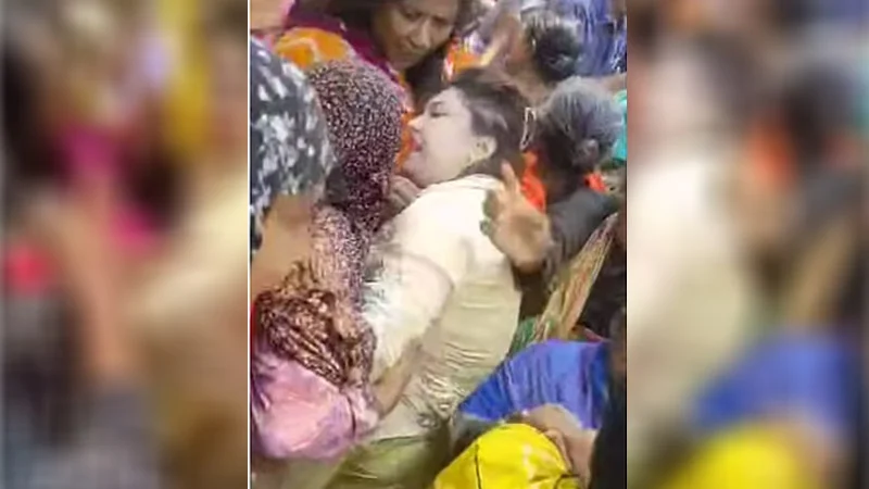 কুষ্টিয়ায় নারী চিকিৎসককে চেম্বার থেকে টেনে নিয়ে মারধর, তদন্তে পুলিশ 4 img