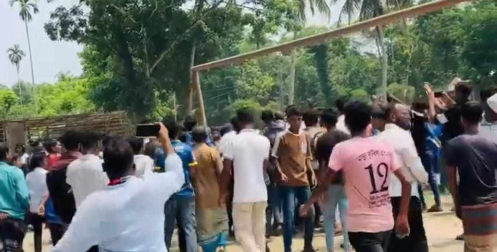 গোপালগঞ্জে স্কুলছাত্রীকে কু-প্রস্তাব: উত্তাল বিক্ষোভ, প্রধান শিক্ষককে গণধোলাই দিয়ে পুলিশের কাছে হস্তান্তর 4 img