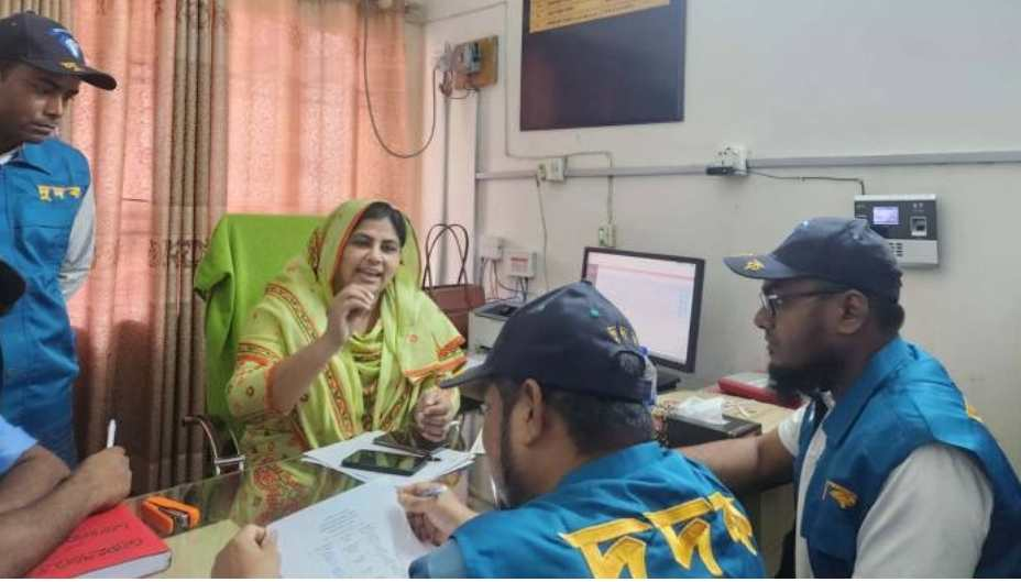 গোপালগঞ্জ বিআরটিএ কার্যালয়ে দুদকের অভিযান, অনিয়মের প্রমাণ মিলেছে 4 img