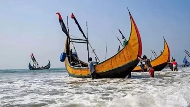 ৫৮ দিনের নিষেধাজ্ঞা শেষে সাগরে ফিরেছেন জেলেরা, দ্বিতীয় কিস্তির চাল না পেয়ে ক্ষোভে ফুঁসছেন কুতুবদিয়ার জেলেরা 4 img