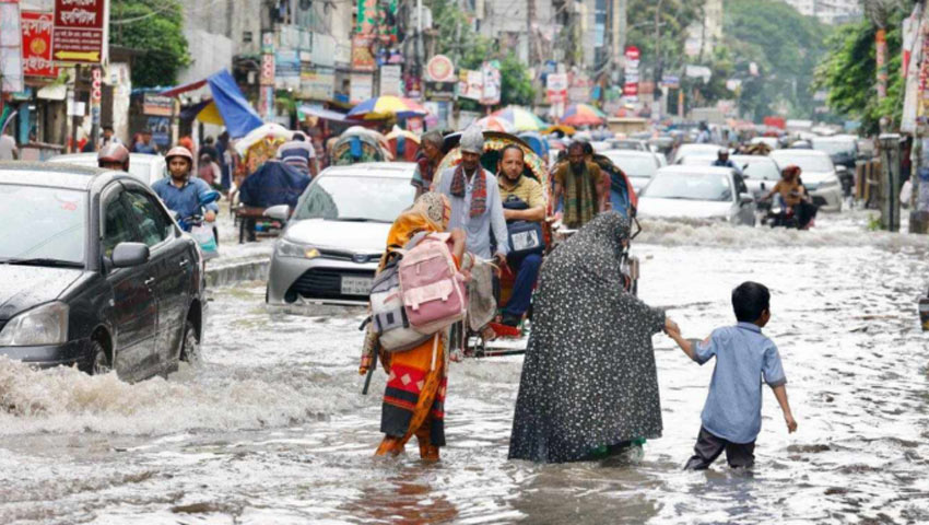 রাজধানীতে সকাল থেকে বৃষ্টির দুর্ভোগ, জলাবদ্ধতা ও যানজটে স্থবির জনজীবন 4 img
