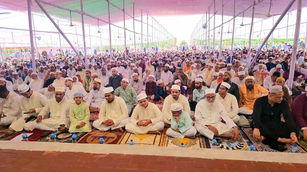 গোপালগঞ্জ কেন্দ্রীয় ঈদগাহে ধর্মীয় ভাবগাম্ভীর্যের মধ্য দিয়ে ঈদুল আযহার প্রধান জামাত অনুষ্ঠিত 4 pic