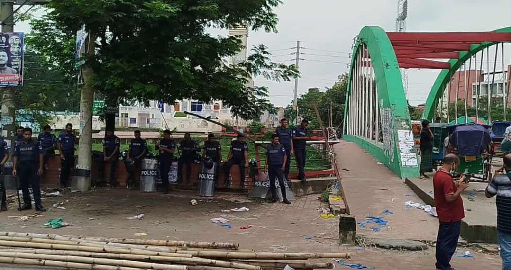 গোপালগঞ্জে সহিংসতার পর যৌথ অভিযানে আটক ২০, পরিস্থিতি স্বাভাবিক 4 img