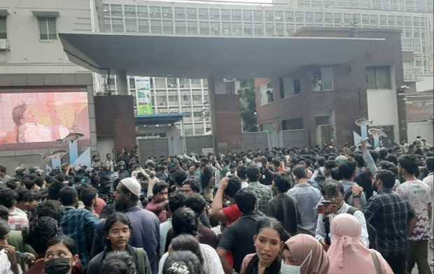 “শিক্ষা উপদেষ্টার পদত্যাগ দাবি— সচিবালয়ের সামনে বিক্ষোভে শিক্ষার্থীরা” 4 img