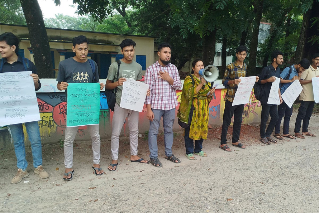 মাইলস্টোন দুর্ঘটনায় ক্ষতিপূরণ ও নিরাপত্তা দাবিতে কারমাইকেল কলেজে মানববন্ধন 4 img