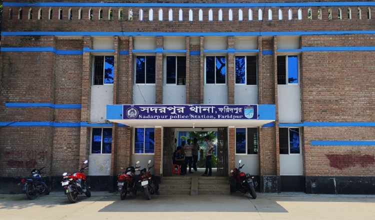 ফরিদপুরে ইজিবাইকের ধাক্কায় মাদ্রাসা শিক্ষার্থীর মৃত্যু 4 img