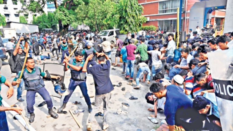 সচিবালয় ভাঙচুর-সংঘর্ষ: অজ্ঞাত ১২০০ শিক্ষার্থীর বিরুদ্ধে পুলিশের মামলা 4 img