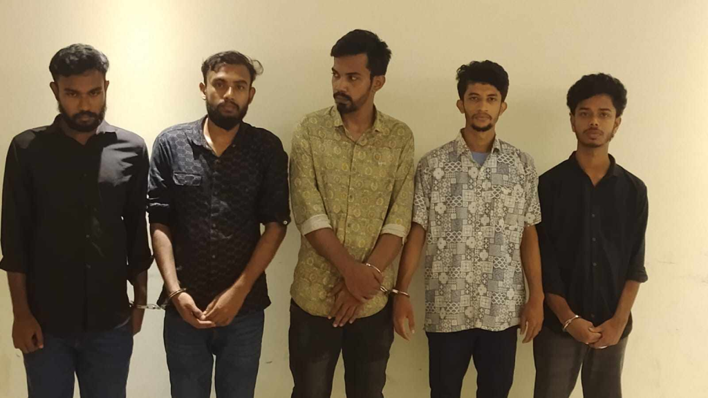 সাবেক এমপির বাসায় ৫০ লাখ টাকা চাঁদা দাবি: বৈষম্যবিরোধী ছাত্র আন্দোলনের ৫ নেতার বিরুদ্ধে মামলা 4 img