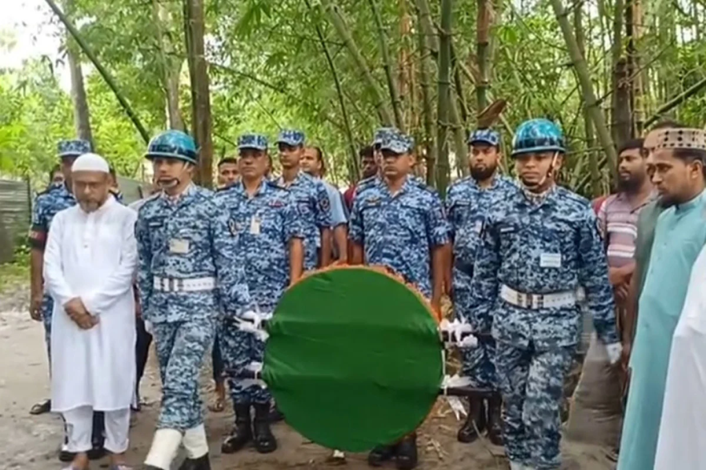 মাইলস্টোন দুর্ঘটনায় নিহত মাহতাবের বাড়িতে বিমান বাহিনীর প্রতিনিধি দল, সমাধিতে শ্রদ্ধা 4 img
