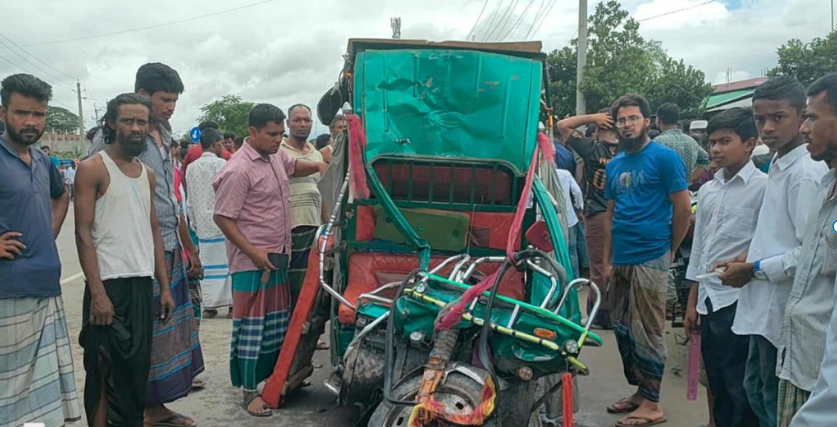 গফরগাঁওয়ে ট্রাক-অটোরিকশা সংঘর্ষে দুই জন নিহত, আহত আরও কয়েকজন । 4 img