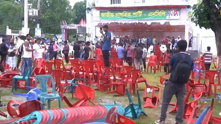 গোপালগঞ্জে এনসিপির সমাবেশ মঞ্চে ছাত্রলীগ-আ.লীগের হামলা, ককটেল বিস্ফোরণ ও ভাঙচুর 4 img