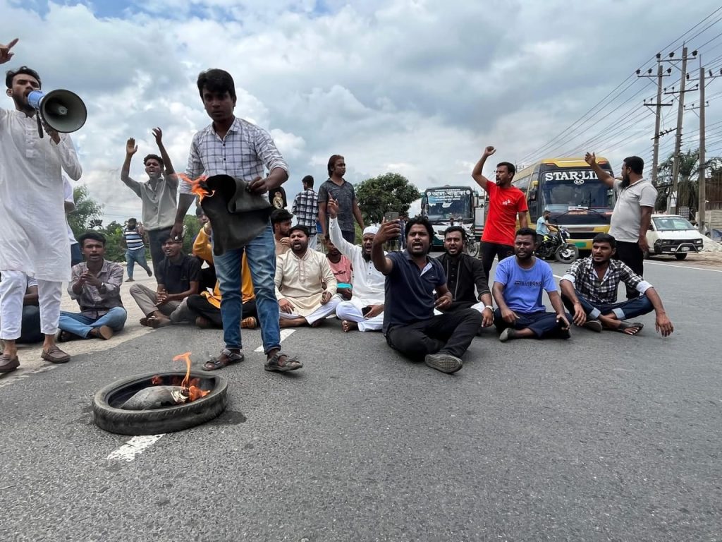 কুমিল্লায় টায়ার জ্বালিয়ে সড়ক অবরোধ, নুরের ওপর হামলার বিচার দাবি 4 Img