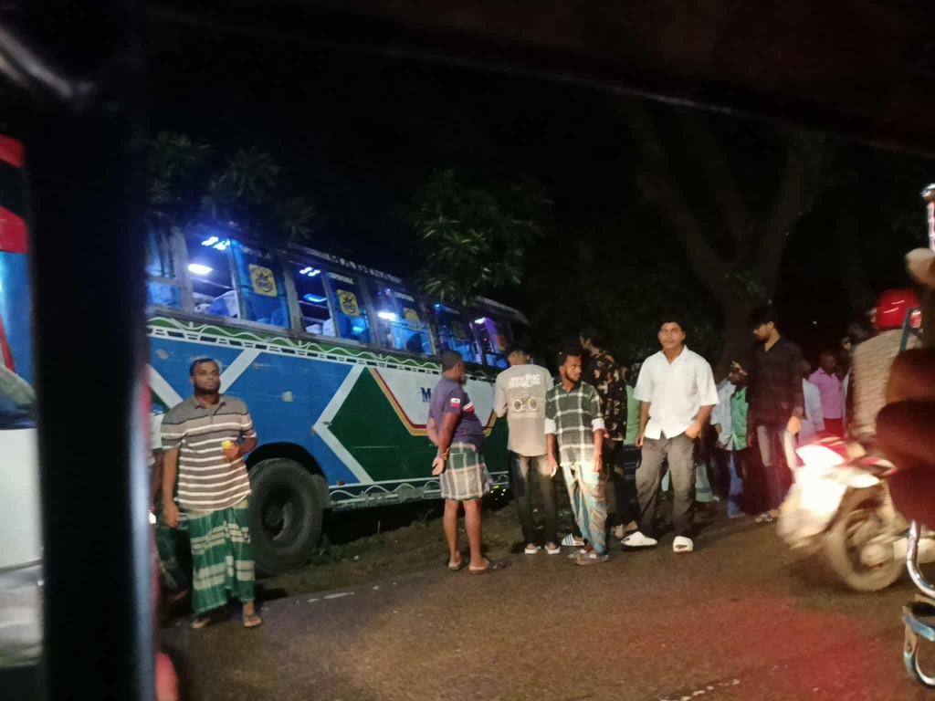 কুমিল্লায় সদর দক্ষিণে বাস নিয়ন্ত্রণ হারিয়ে বিদ্যুতের খুঁটিতে ধাক্কা, আহত কয়েকজন 4 img