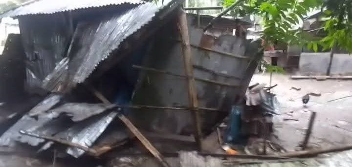 গাবতলীর কামারচট্ট গ্রামে ভ্যানচালকের বসতবাড়িতে হামলা-লুটপাট, থানায় অভিযোগ 4 img