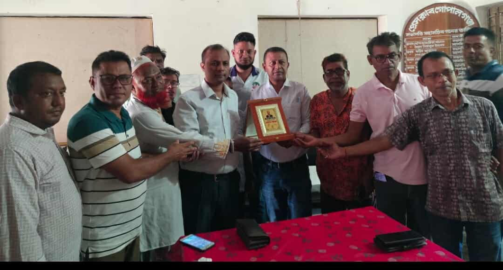 প্রেসক্লাব গোপালগঞ্জে অতিরিক্ত জেলা প্রশাসক মো. গোলাম কবিরকে বিদায় সংবর্ধনা 4 imng