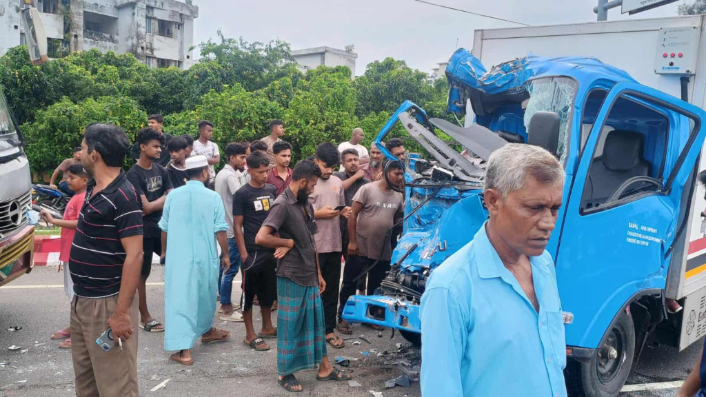 গোপালগঞ্জে বাস–কভার ভ্যান সংঘর্ষে ২ জন গুরুতর আহত 4 igm