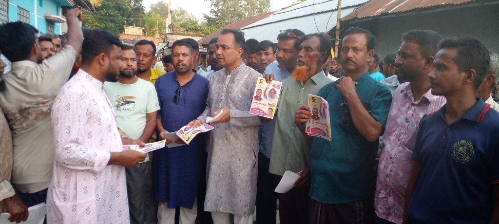 শান্তা বাজারে তারেক রহমানের ৩১ দফা লিফলেট বিতরণে আলমগীর আলম কামালের নেতৃত্ব 4 img