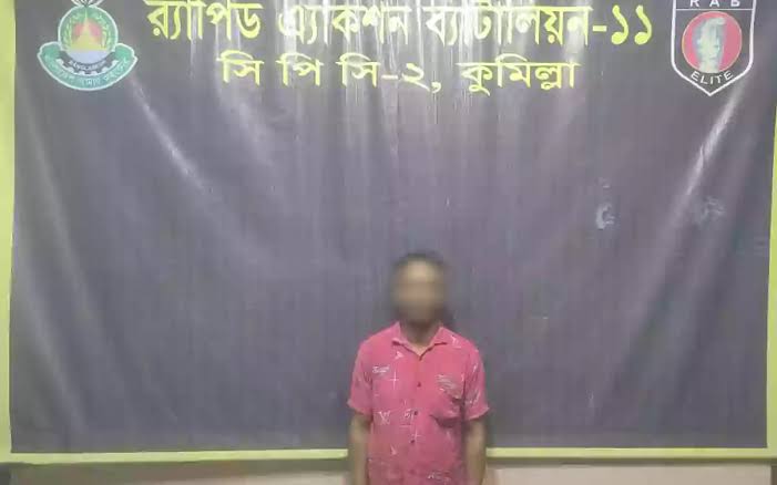 কুমিল্লায় র্যাবের অভিযানে ৬ হাজার ৯০০ পিস ইয়াবাসহ মাদক ব্যবসায়ী আটক 4 Pic