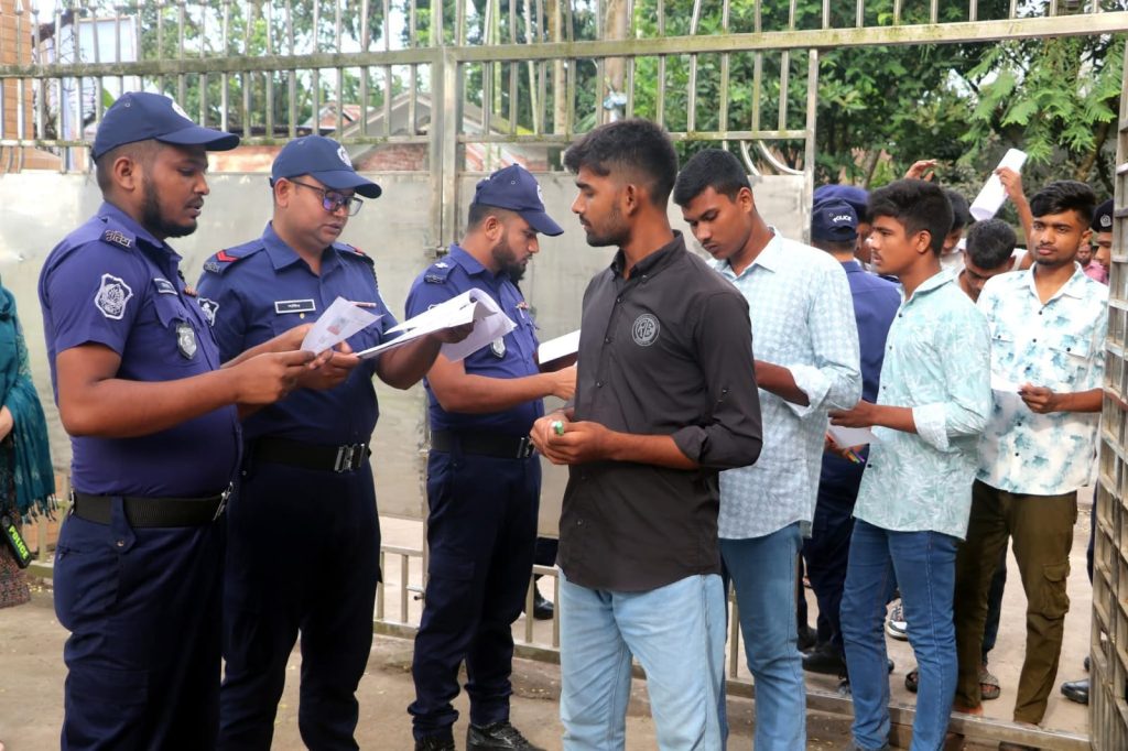 গাইবান্ধায় ট্রেইনি রিক্রুট কনস্টেবল (টিআরসি) পদে লিখিত পরীক্ষা অনুষ্ঠিত 4 Img