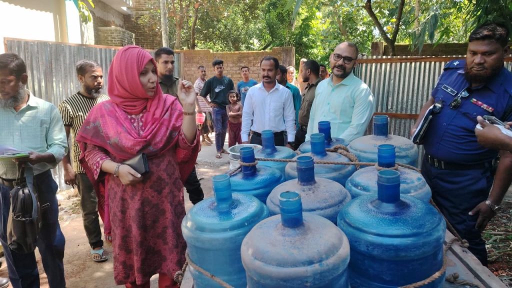 ব্রাহ্মণপাড়ায় অবৈধ পানি বোতলজাতকরণ কারখানায় ২০ হাজার টাকা জরিমানা 4 Img