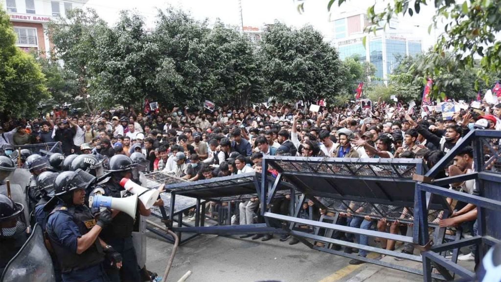 নেপালে ভয়াবহ সহিংসতা : রাজধানী কাঠমান্ডুতে সেনা মোতায়েন, নিহত ৮ 4 Img