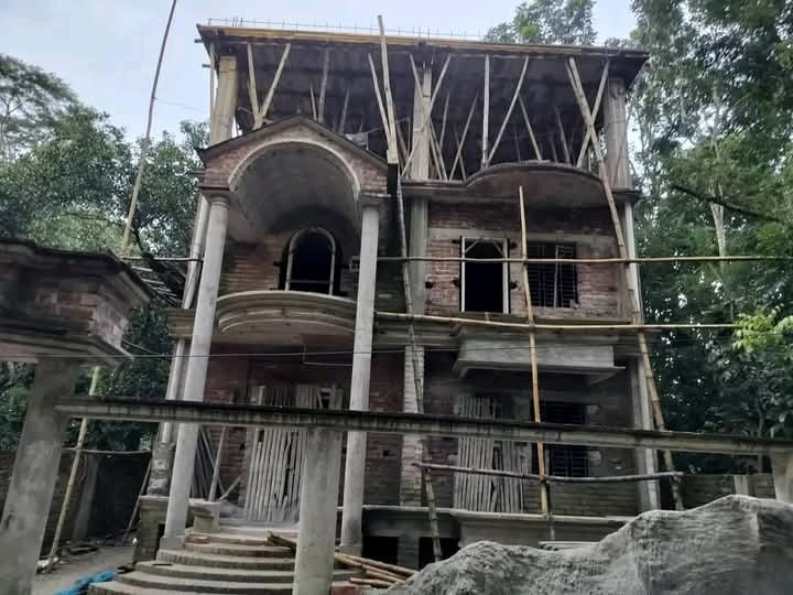 মাদারীপুরে নির্মানাধীন বাড়ির ছাদ থেকে পরে শ্রমিকের মৃত্যুস্থানীয়দের অভিযোগ পরিকল্পিত হত্যা। 4 Img