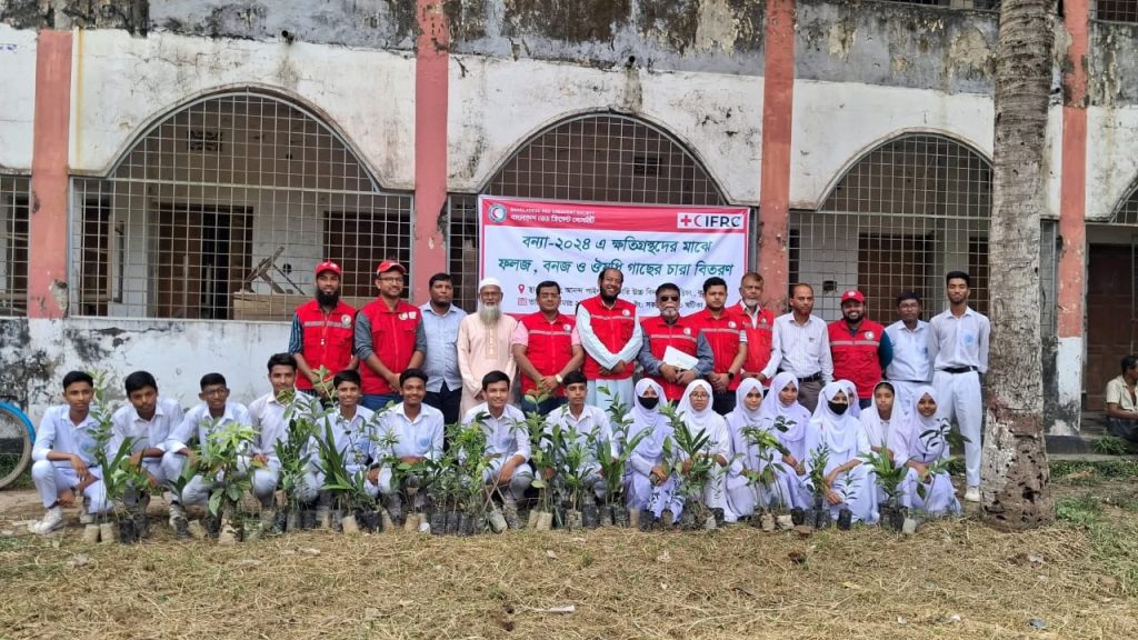 বুড়িচংয়ে শিক্ষার্থীদের পরিবারের মাঝে সাড়ে চার হাজার গাছ বিতরণ 4 Img