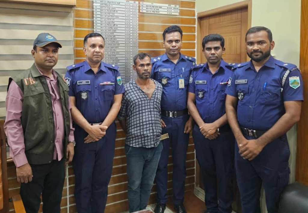 বগুড়ার কোর্ট থেকে পালানো হত্যা মামলার প্রধান আসামি রফিক অবশেষে পুলিশের হাতে গ্রেফতার 4 Img