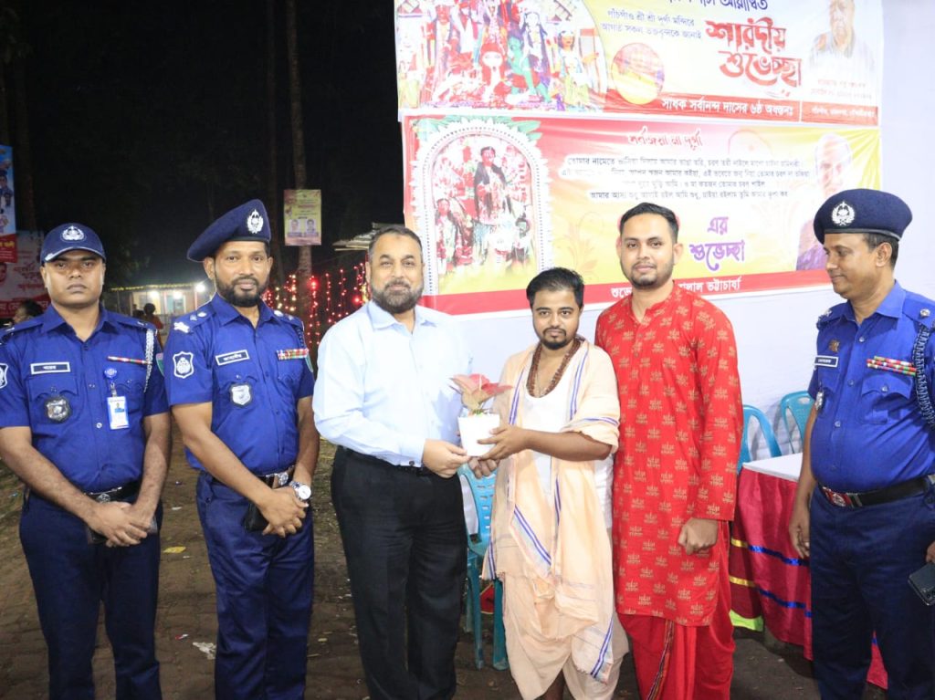 *সিলেট রেঞ্জ ডিআইজির মৌলভীবাজারের পূজা মণ্ডপ পরিদর্শন 4 Img