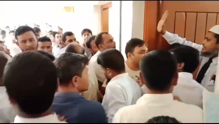 গাইবান্ধায় জমি মোকদ্দমা ঘিরে আদালত প্রাঙ্গণে উত্তেজনা 4 img