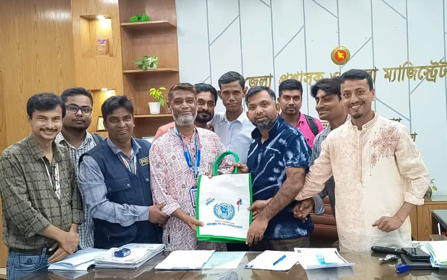 গাইবান্ধায় আসক ও মানবাধিকার ফাউন্ডেশনের তালিকা ও উপহার ডিসিকে প্রদান 4 img