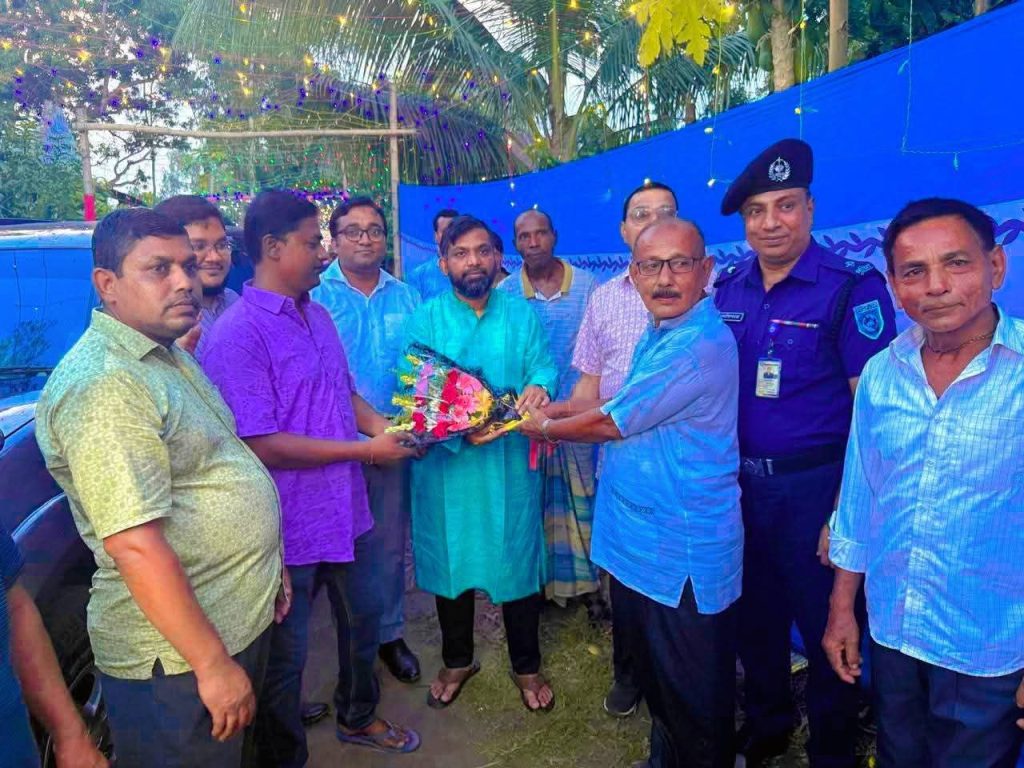 গাইবান্ধার জেলা প্রশাসক চৌধুরী মোয়াজ্জম আহমদের পলাশবাড়ীর বিভিন্ন পূজামণ্ডপ পরিদর্শন 4 Img